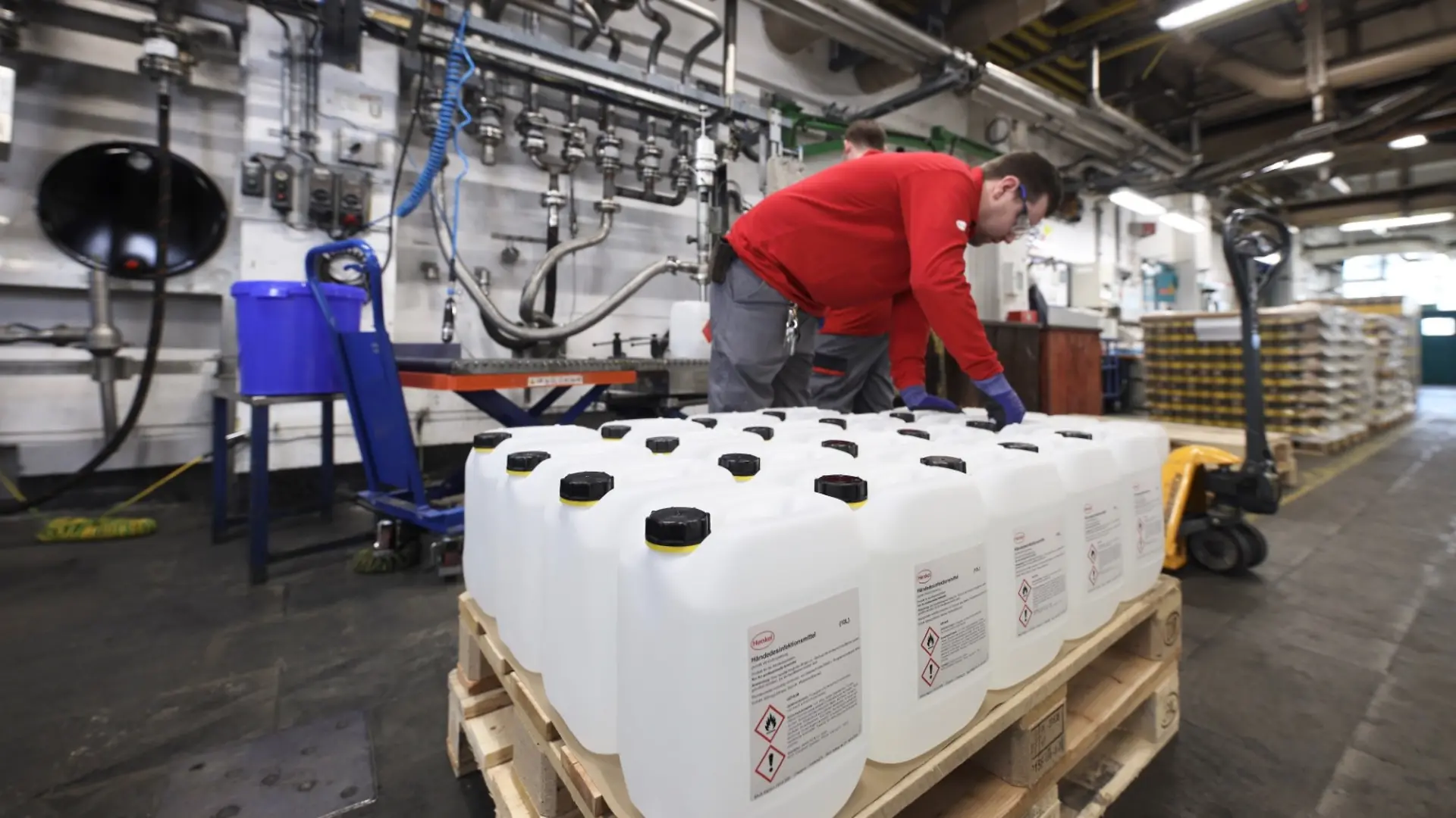 Henkel employee packing up hand disinfectants in Düsseldorf 